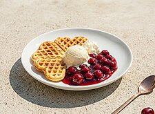 Image of Waffeln mit Eis und Kirschen