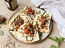 Image of Pitabrote mit Gemüse und Salsa Dip