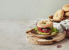 Image of Sesam-Bagels mit frischem Gemüse