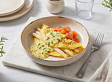 Image of Spargel-Omelett mit Kräuterhollandaise und Räucherlachs