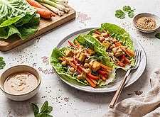 Image of Salat Wraps mit cremiger Erdnusssauce