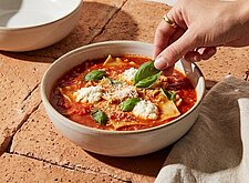 Image of Lasagne Suppe mit Ricotta und Basilikum