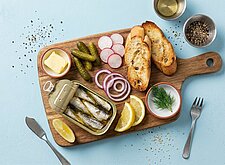 Image of Tinned-Fish-Board mit Brot und Pickles