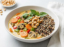 Image of Gelbes Thai Curry zu bunter Quinoa