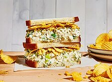 Image of Hähnchensalat Sandwich mit Kartoffelchips