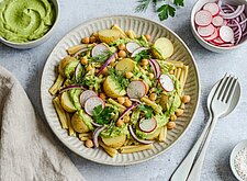 Image of Nudelsalat mit Kartoffeln und Avocado Creme