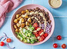 Image of Sommer Burger Bowl mit Senf Joghurt Sauce