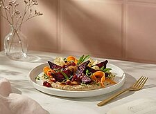 Image of Bunte Rüben mit Brotcreme und Preiselbeerbutter