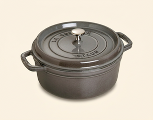 Grauer emaillierter Gusseisen-Bräter (La Cocotte, Staub) mit geschlossenem Deckel, zwei Seitengriffen und rundem Metallknauf.