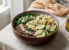 Image of Linsen Bowl mit Tahini Sauce und Kräutern