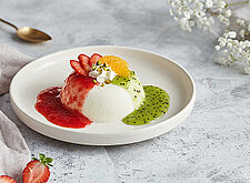 Image of Joghurtmousse auf Erdbeersauce und Kiwi