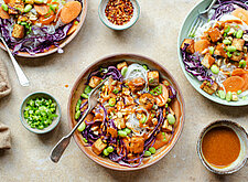 Image of Reisnudel-Bowl mit Erdnusssauce