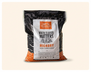 Beutel Traeger "Hickory" natürlich aromatisierte Hardwood‑Pellets für Grill/Smoker; schwarze, weiße und orange Verpackung mit Aufschrift "When Flavor Matters".