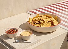 Image of Tortillachips mit Salsa-Dip und Käsesoße