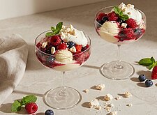Image of Beeren Coupe mit Baiser Crunch