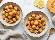 Image of Charentais Melonensalat mit Schinken