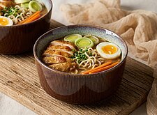 Image of Ramen mit Hühnerfleisch und Lauch