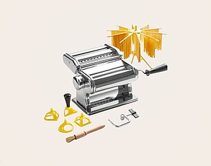 Eine klassische Nudelmaschine aus Edelstahl steht im Mittelpunkt, umgeben von verschiedenen Nudelausstechformen, einem Pinsel und einem Halter für frische Pasta. Die Maschine hat einen Handkurbelmechanismus, um den Teig zu walzen.