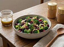 Image of Brokkoli Salat mit Mandeln und Cranberries
