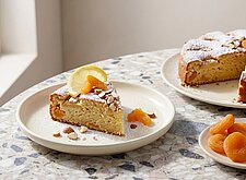 Image of Mandelkuchen mit Äpfeln und Aprikosen