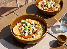 Image of Zitronen Orzo mit Paprika Creme und Feta