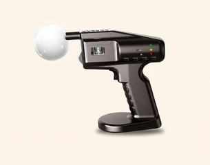 Schwarzes elektronisches Handgerät mit Pistolengriff, an der Vorderseite eine aufgesetzte weiße Kugel, mehrere Tasten, Ladeanschluss und zwei LED-Anzeigen.
