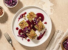 Image of Vegane Weihnachtsröllchen mit Haselnusskruste und Rotkohl Sauce