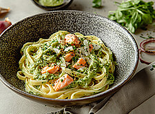 Image of Avocado-Linguine mit Lachs