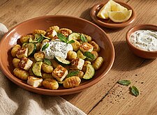 Image of Gnocchi Pfanne mit Halloumi, Zucchini und Sauerrahm