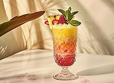 Image of Ananas-Sorbet mit Erdbeerpüree