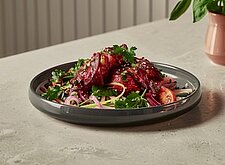 Image of Champignons im Speckmantel mit buntem Sommersalat