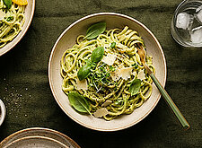 Image of Avocado-Linguine mit Basilikum