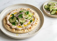 Image of Fladenbrot mit Thunfischcreme und Gurkensalat