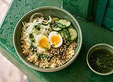 Image of Couscous Bowl mit Ei, Fenchel und Kräuteröl