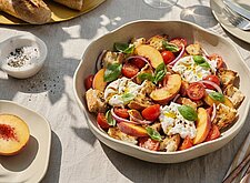 Image of Panzanella mit Pfirsich und Burrata