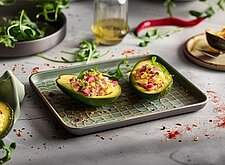 Image of Avocados mit Thunfisch- und Käsecreme
