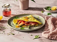 Image of Spargel-Omelett mit Kräuterhollandaise und Räucherlachs