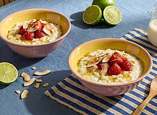 Image of Kokos Milchreis mit Limette und Erdbeeren