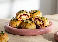 Image of Pizzabrötchen mit Käse und Kräuterbutter