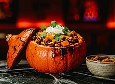 Image of Chili con Carne im ausgehöhlten Kürbis