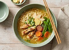 Image of Ramen mit Huhn und Apfel-Ingwer-Brühe