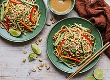 Image of Udon Salat mit Erdnuss Limetten Dressing