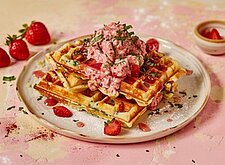 Image of Schmandwaffeln mit Erdbeersahne
