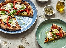 Image of Grillpizza mit Gemüse und Mozzarella