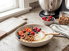 Image of Joghurt Bowl mit Beeren und Knusperhafer