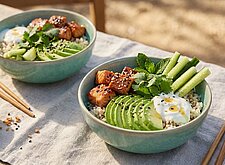 Image of Kleine Sushi Bowls mit Sesam und Gurke