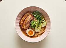 Image of Ramen mit Schweinebauch und Ei