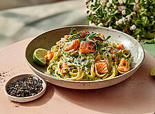 Image of Avocado-Linguine mit Lachs