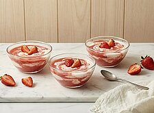 Image of Sauerrahmcreme mit Erdbeerpüree