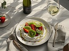 Image of Joghurtmousse auf Erdbeersauce und Kiwi